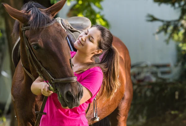 Hermosa chica con un caballo —  Fotos de Stock