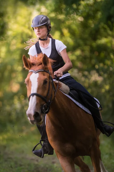 Chica montando un caballo — Foto de Stock