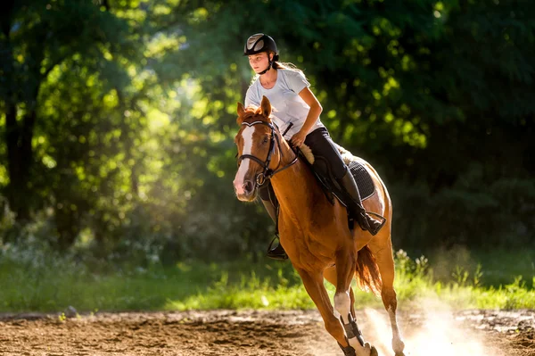 Fille monter un cheval — Photo