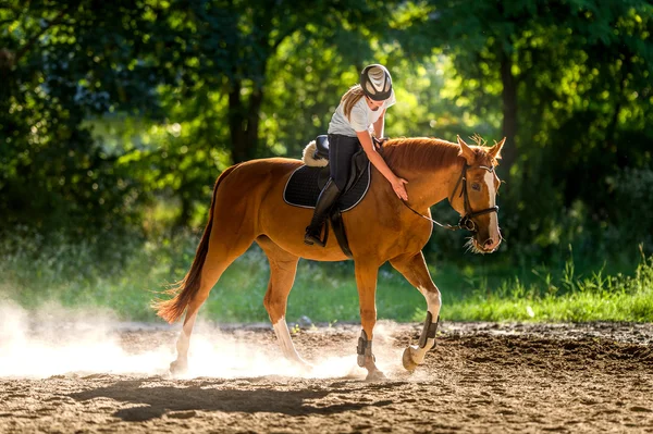 Fille monter un cheval — Photo