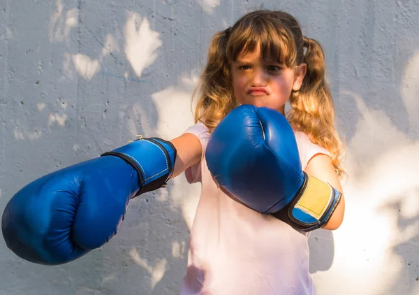 Menina vestindo luvas de boxe — Fotografia de Stock