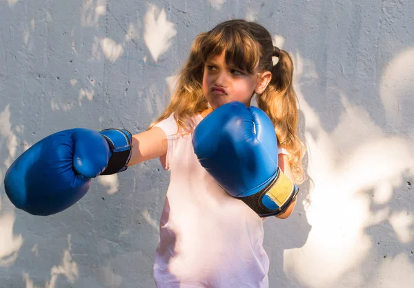 Девочка в боксёрских перчатках — стоковое фото