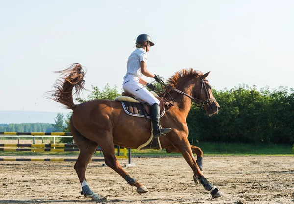 Fille monter un cheval — Photo