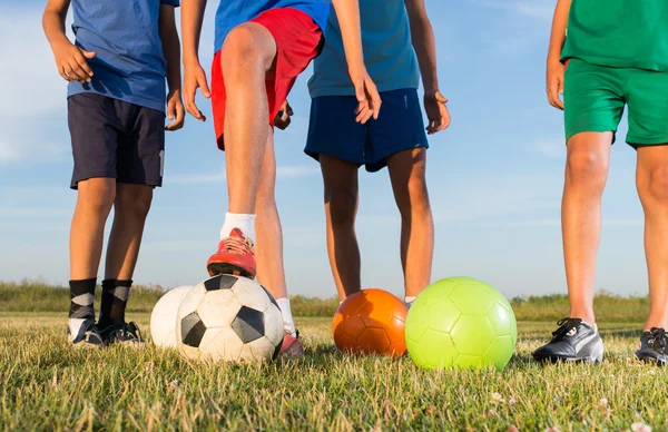 Futbol oynayan çocuklar — Stok fotoğraf