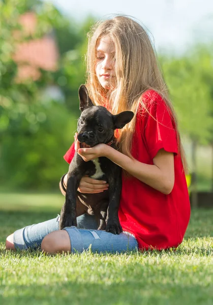 年轻的女孩，法国斗牛犬小狗 — 图库照片