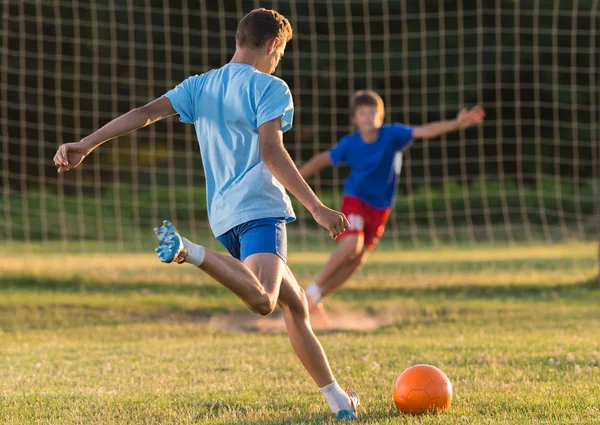 Rapaz no treino de futebol — Fotografia de Stock