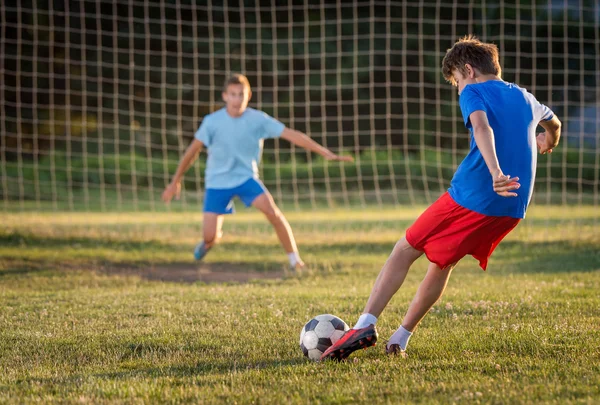 Jongen op de voetbal training — Stockfoto