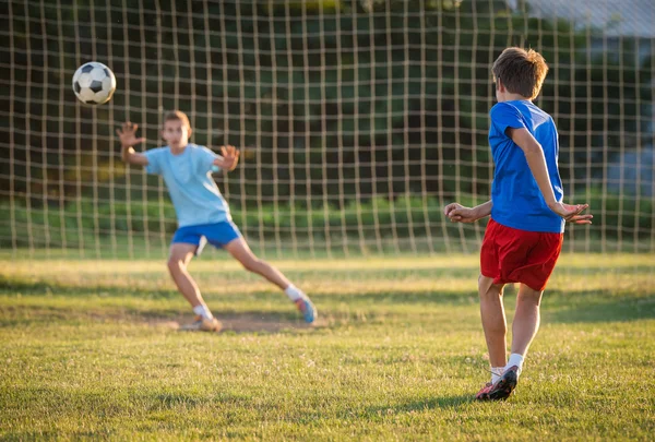 Garçon sur l'entraînement de football — Photo