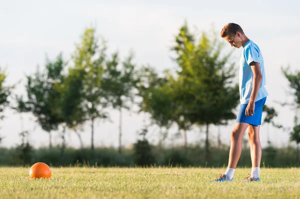 Rapaz no treino de futebol — Fotografia de Stock