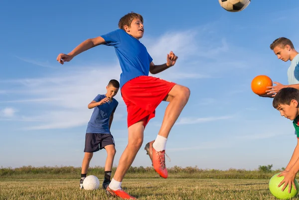 Rapaz no treino de futebol — Fotografia de Stock