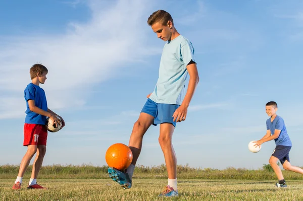 少年サッカーのトレーニングに — ストック写真