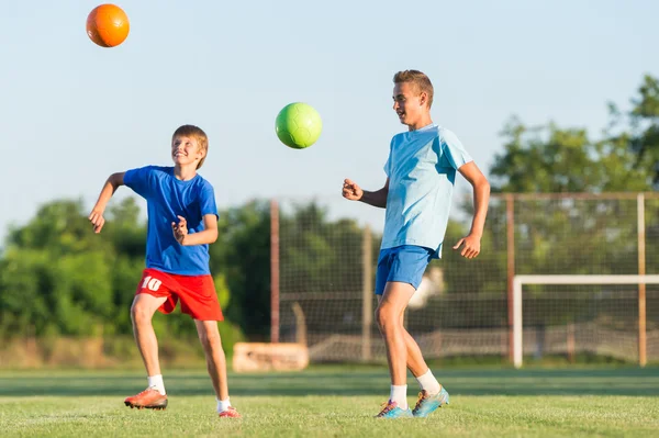 Garçon sur l'entraînement de football — Photo