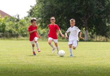 Çocuklar sahada futbol eğitim