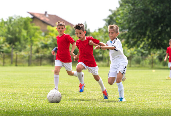Мальчики на футбольной тренировке на корте
