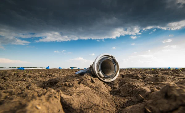 乾燥した土地の干ばつ - や散水用ホース — ストック写真
