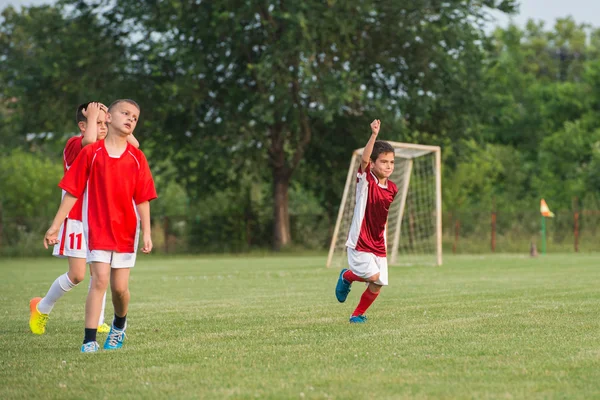 Match de football pour enfants — Photo