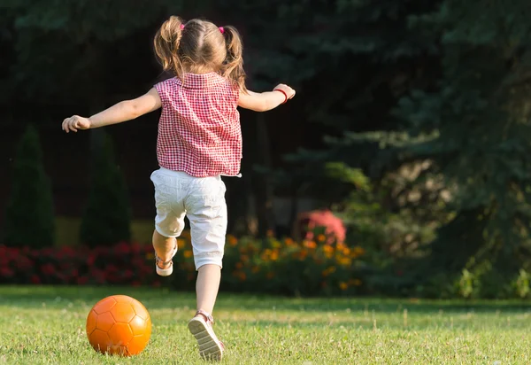Dziewczyna kopiąc piłkę — Zdjęcie stockowe