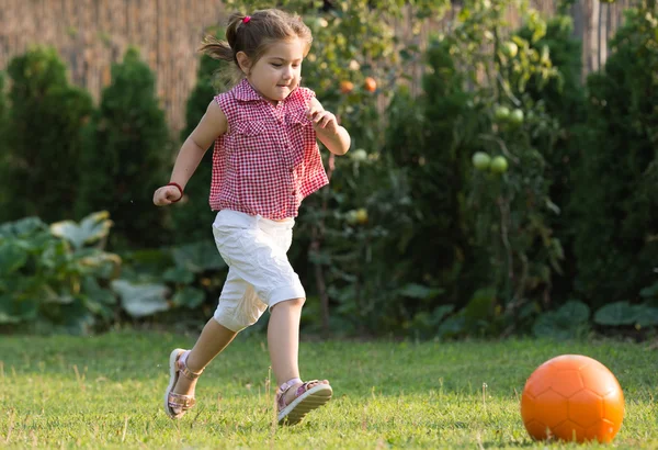 Menina chutando bola — Fotografia de Stock