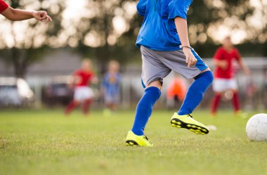 Sahada futbol topu tekmeleme ayak