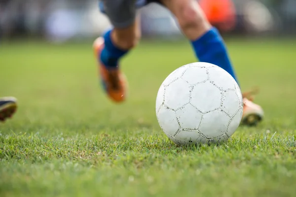 Voet schoppen Voetbal op het veld — Stockfoto