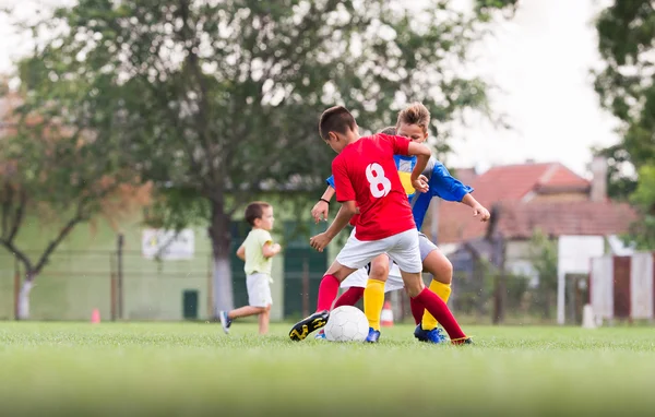 Jongens voetballen voetbalspel op sportveld — Stockfoto