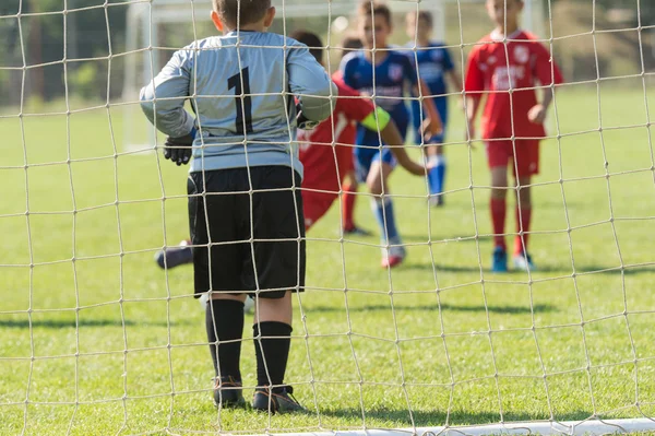Jongens voetballen voetbalspel op sportveld — Stockfoto
