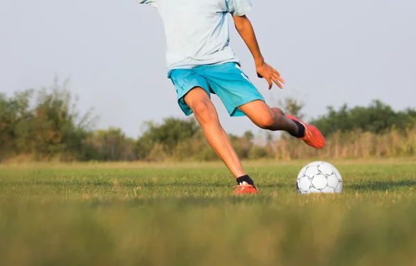 Мальчик на футбольной тренировке — стоковое фото