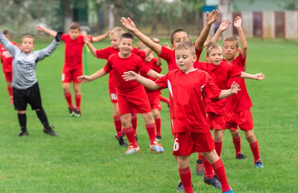 Chicos pateando pelota — Foto de Stock