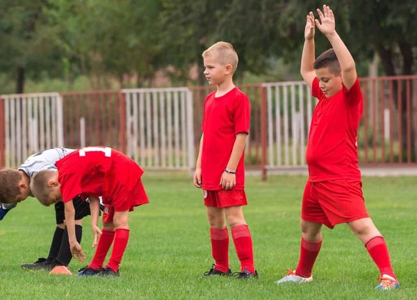 Jungen kicken Ball — Stockfoto