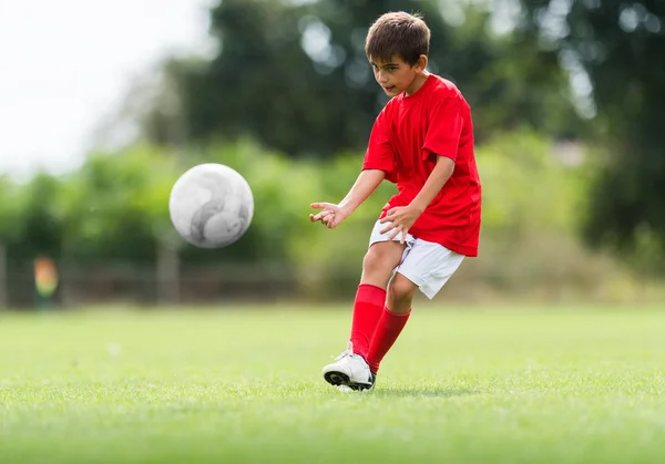 Tiroteio de meninos no objetivo — Fotografia de Stock