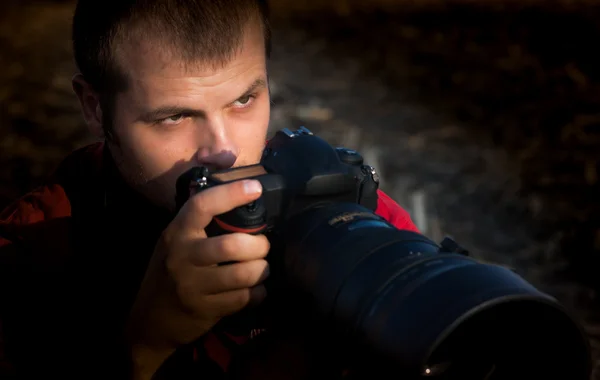 Fotograf hospodářství fotoaparát — Stock fotografie