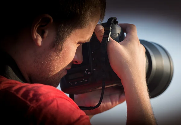 Fotógrafo segurando câmera — Fotografia de Stock