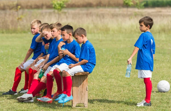 Barnen fotboll väntar — Stockfoto