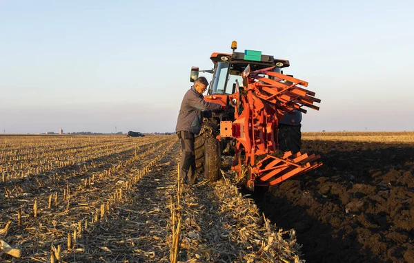 Mechanic Fixing Plow Tractor Improvement Work — Stock Photo, Image