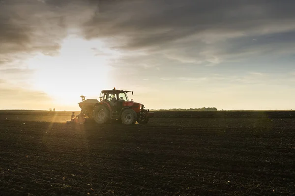 Agriculteur Avec Semis Tracteur Semis Cultures Dans Champ Agricole Plantes — Photo