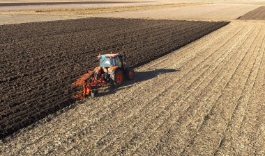  Traktör akşamları tarlayı sürüyor..