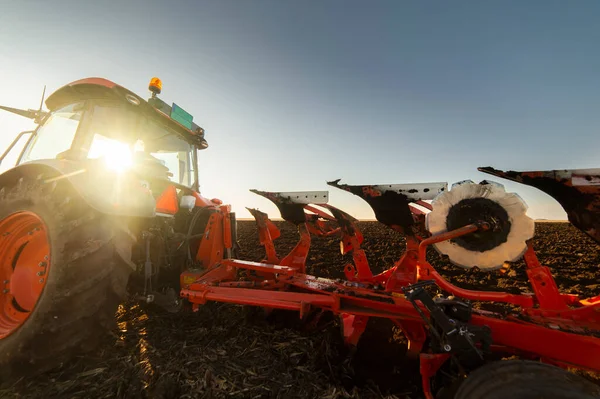 Trekker Ploegt Het Veld Avond Bij Zonsondergang — Stockfoto