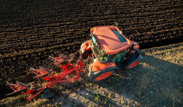 Traktor Szántja Mezőt Este Naplementekor — Stock Fotó