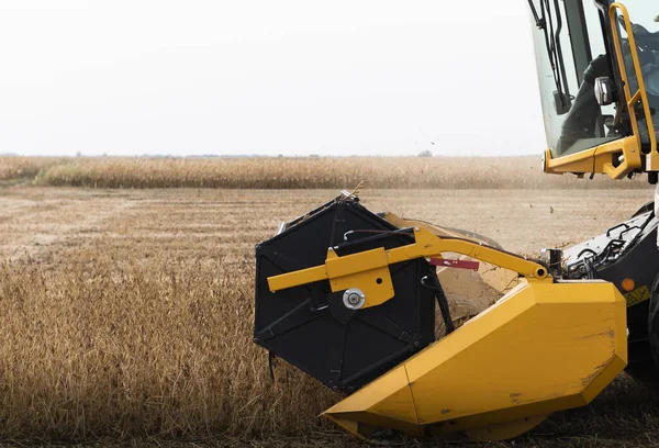 Ein Mähdrescher Bei Der Arbeit Auf Einem Weizenfeld — Stockfoto