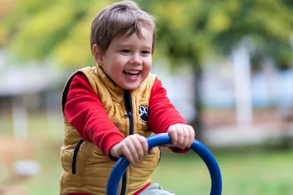 Мальчик Играющий Детской Площадке — стоковое фото