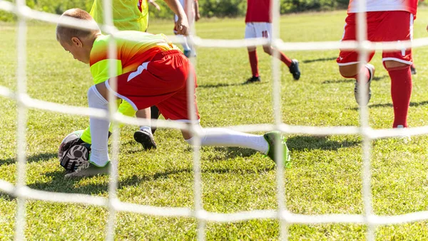 Goleiro Tenta Pegar Futebol Jogado — Fotografia de Stock