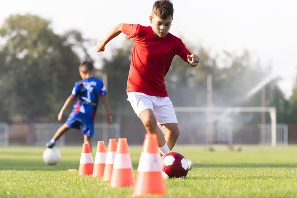 Jungen Geben Sich Auf Dem Fußballplatz Gegenseitig Den Ball — Stockfoto