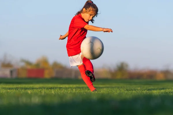 Fille Donne Coup Pied Ballon Football Sur Terrain Football — Photo