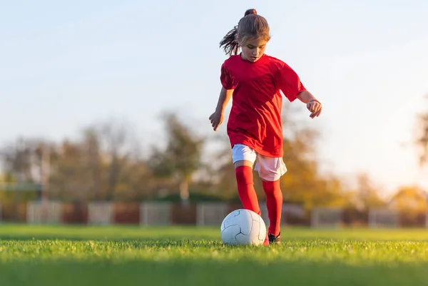 Chica Patea Una Pelota Fútbol Campo Fútbol — Foto de Stock