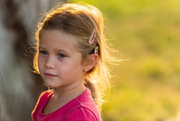 Retrato Bonito Muito Pensativo Criança Menina Livre Enevoado Ensolarado Colorido — Fotografia de Stock