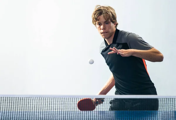 Adolescent Jouant Ping Pong Tennis Table Équipement Mouvement — Photo