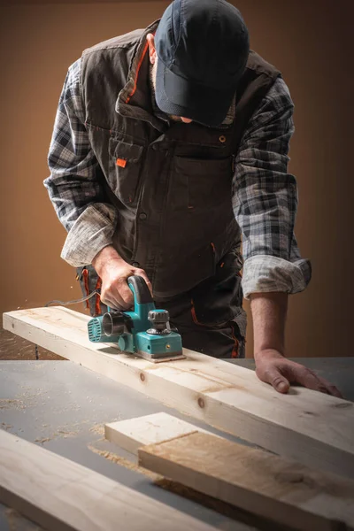 Trabajador Cepillando Una Mesa Madera Con Plano Eléctrico — Foto de Stock