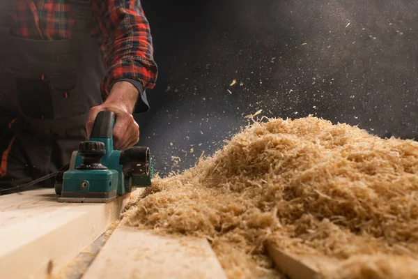 Werknemer Een Tafelblad Hout Schaven Met Een Elektrische Vliegtuig — Stockfoto