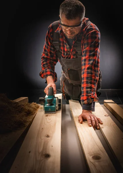 Arbeiter Hobeln Eine Tischplatte Aus Holz Mit Einem Elektrischen Hobel — Stockfoto