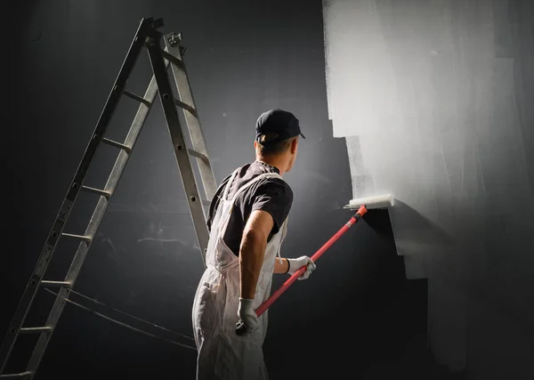 Decorador Masculino Pintando Uma Parede Com Cor Branca — Fotografia de Stock